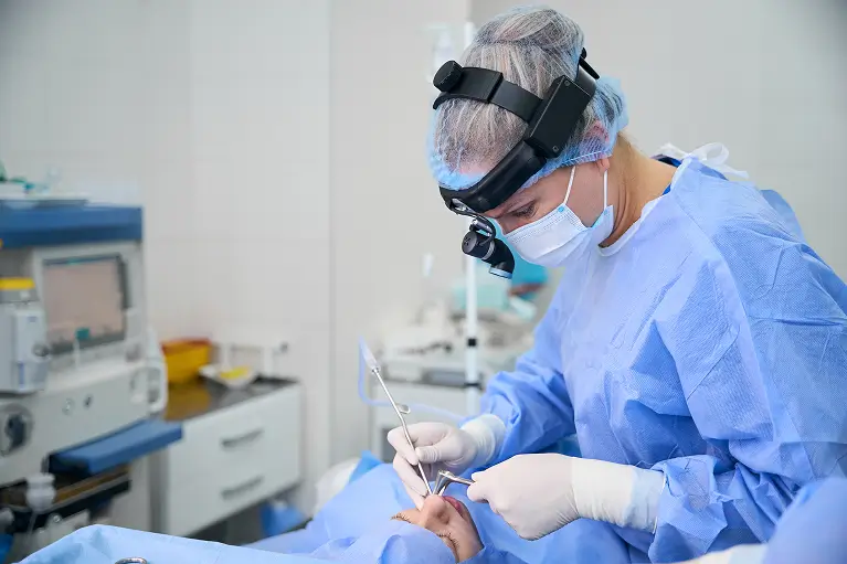 Jak przebiega leczenie zębów pod narkozą?